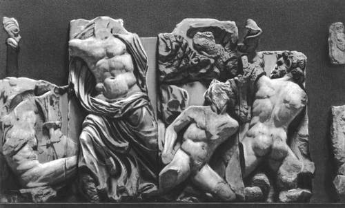 Фрагмент горельефа большого фриза Большого алтаря Зевса в Пергаме. Ок. 180 года до н.э. Античное собрание. Берлин.