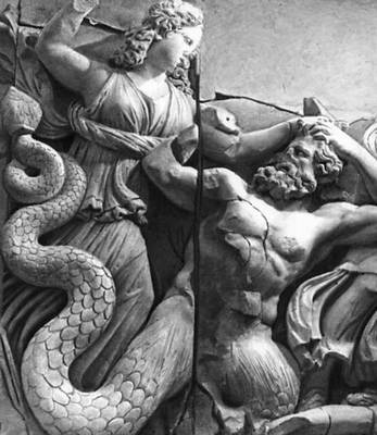 «Битва богов с гигантами» (фрагмент). Рельеф фриза Большого алтаря Зевса в Пергаме. Мрамор. Около 180 год до н.э. Античное собрание. Берлин.